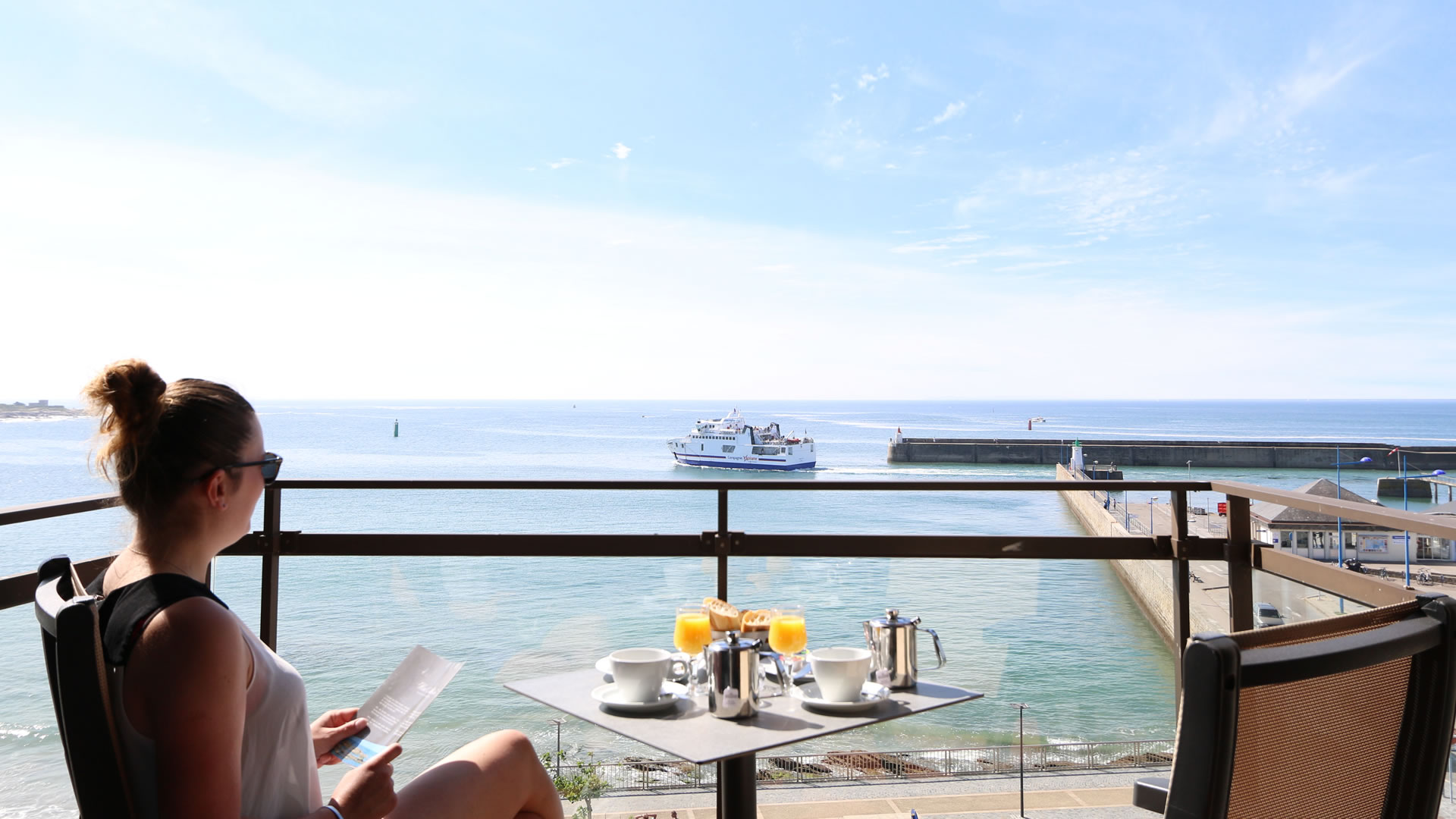 balcon chambre hôtel vue sur mer